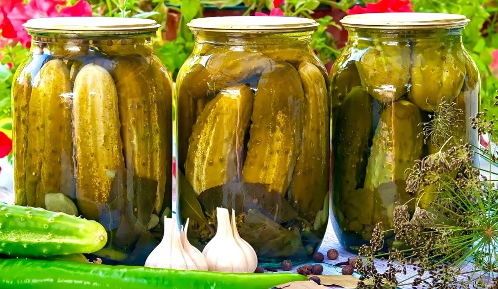 Пряные огурцы с ароматными травами и смородиновым листом и мятой
