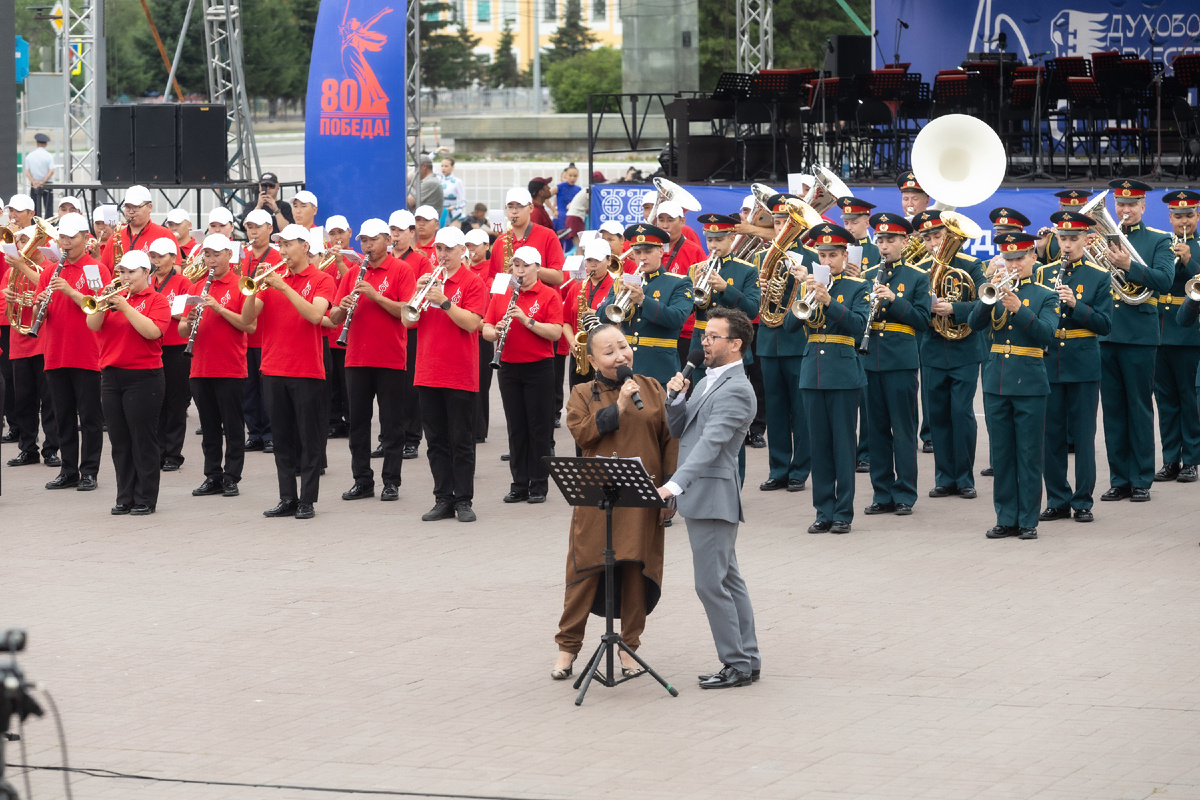 Торжественное открытие фестиваля «Фанфары в Центре Азии-2025», посвященного «Параду Победы 1945 года». Софья Кара-оол и Александр Белопашинцев в сопровождении сводного духового оркестра фестиваля исполняют песню Кайдана-Дёшкина, Вадима Фролова «Енисей – брат полярных морей», которая была написана в 1948 году.