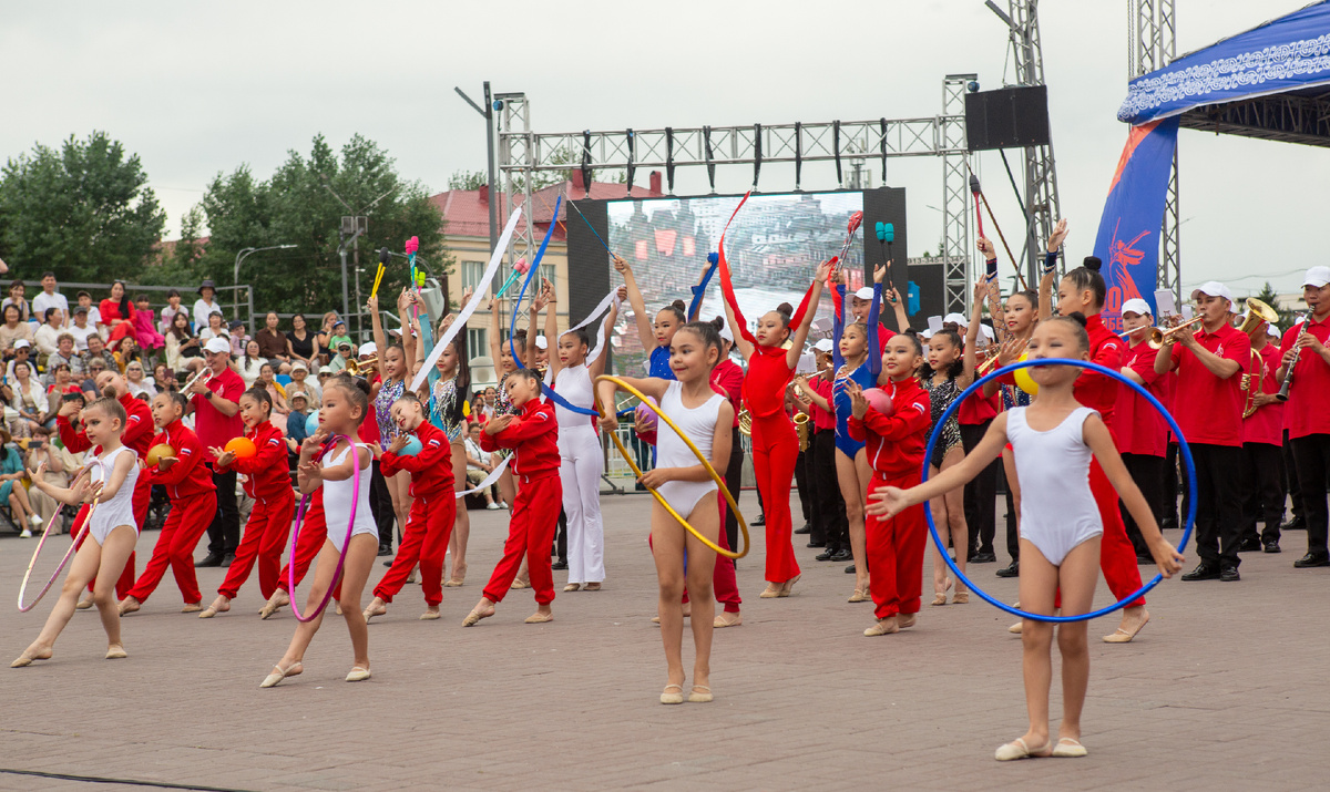 Одно из мгновений плац-концерта «Победное попурри» сводного духового оркестра Тувы, где приняли участие ученицы президента Федерации художественной гимнастики Республики Тыва Алены Удод.