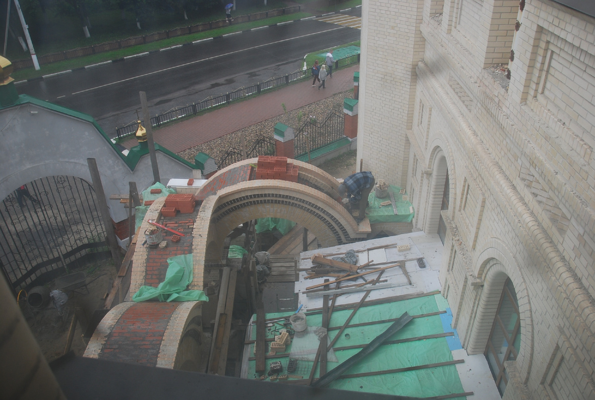 Вид на арки юго-западного крыльца