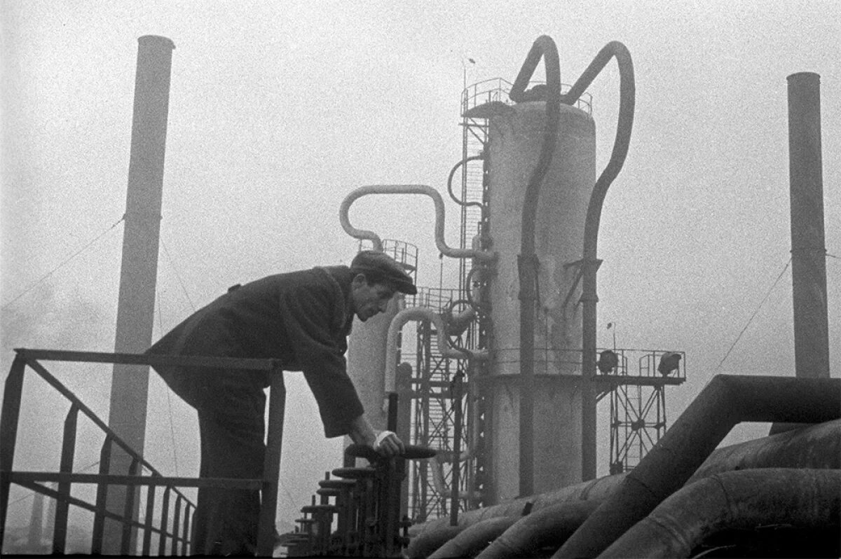    Добыча нефти на нефтяных промыслах Баку. Нефтеперегонный завод. 1939 год.