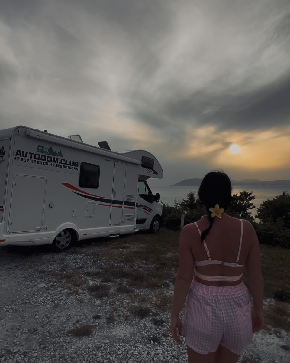 А ведь это тот самый вид путешествия, когда бокал совершенно не спасает ситуацию, только ты, семья и красивый пейзаж