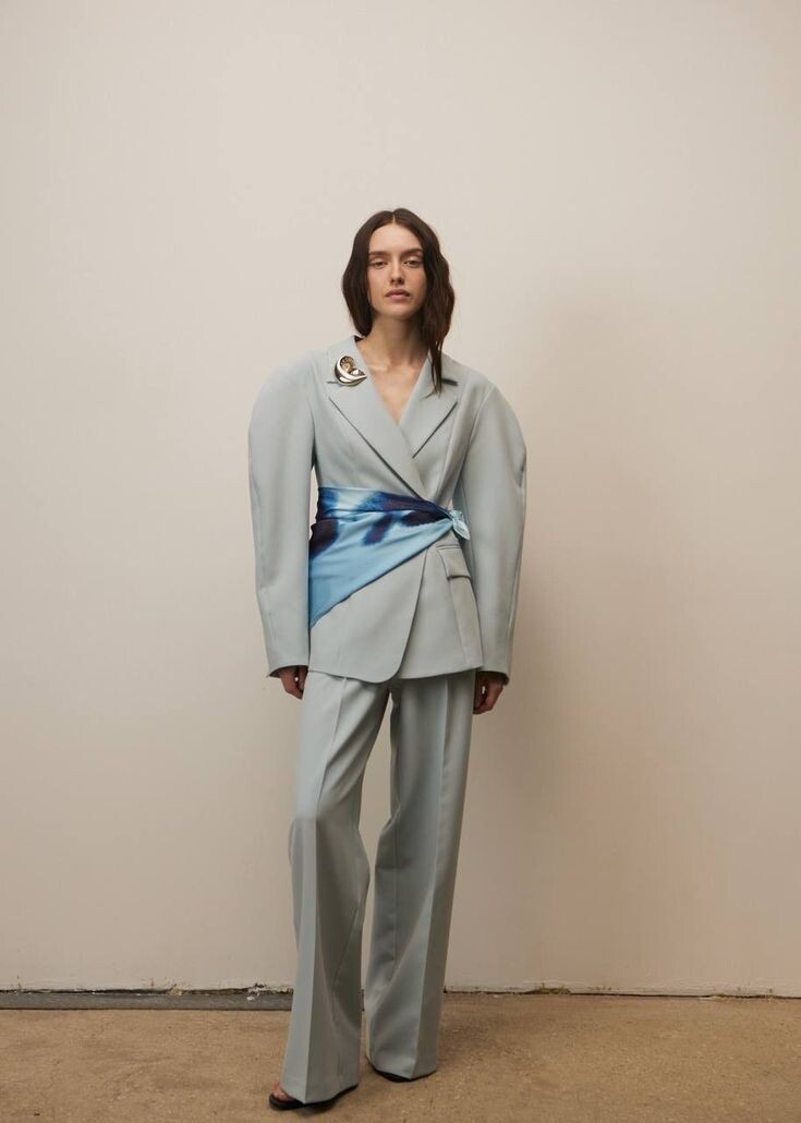 Поверх костюма можно десятью разными способами, и всё законно. 