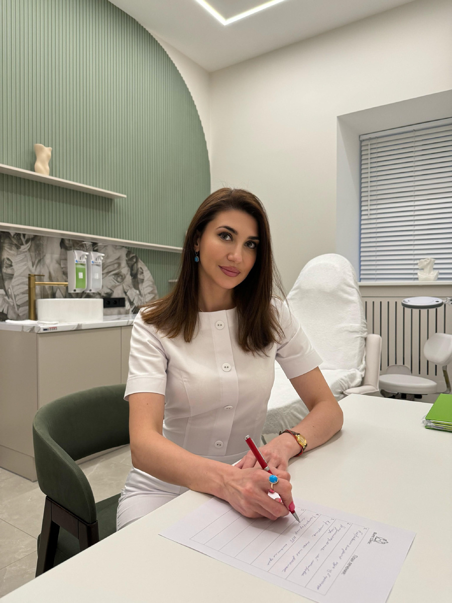 Существует несколько признаков, которые могут указывать на то, что вам стоит обратиться к косметологу:

1. Изменения кожи: Появление новых пигментных пятен, родинок или других изменений на коже, которые вас беспокоят.

2. Проблемы с акне: Если вы страдаете от акне, и домашние средства не помогают, возможно, стоит обратиться к специалисту.

3. Сухость или жирность кожи: Если ваша кожа стала слишком сухой или, наоборот, жирной, и это вызывает дискомфорт.

4. Возрастные изменения: Появление морщин, потеря упругости кожи или другие признаки старения.

5. Аллергические реакции: Если у вас появились высыпания или раздражения после использования косметических средств.

6. Неудовлетворенность внешним видом: Если вы хотите улучшить контуры лица, избавиться от рубцов или провести другие процедуры для улучшения внешности.

7. Общие рекомендации: Если вы не уверены в том, какие продукты или процедуры подходят вашей коже.

Если вы заметили один или несколько из этих признаков, стоит записаться на прием к косметологу для консультации и получения профессионального совета.