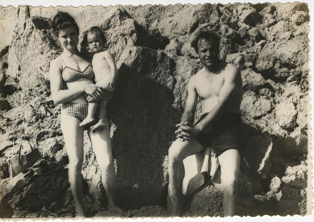 На пляже. Неизвестный автор, 1960-е, Украинская ССР, Крымская обл., архив Ольги Павловны Кухарь.