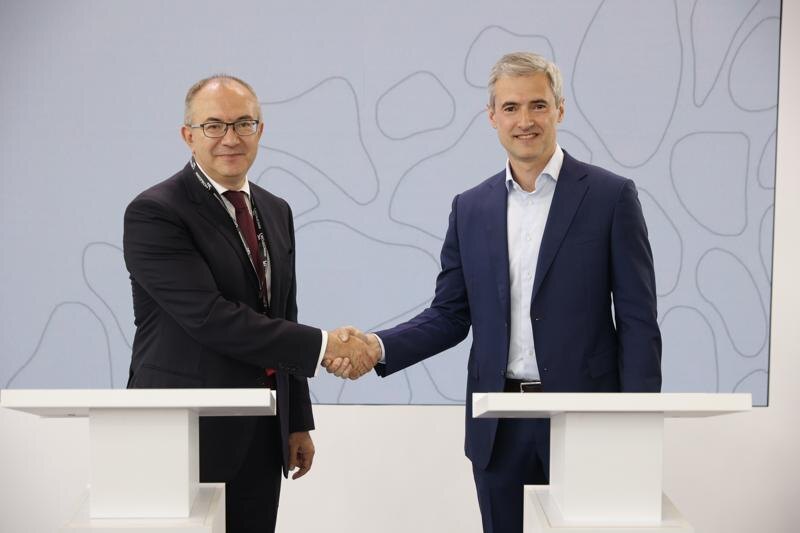    Фото в материале предоставлены пресс-службой «Россетей Урал» / Генеральный директор «Россетей Урал» Дмитрий Воденников и генеральный директор «Группа «СВЭЛ» Алексей Кишко