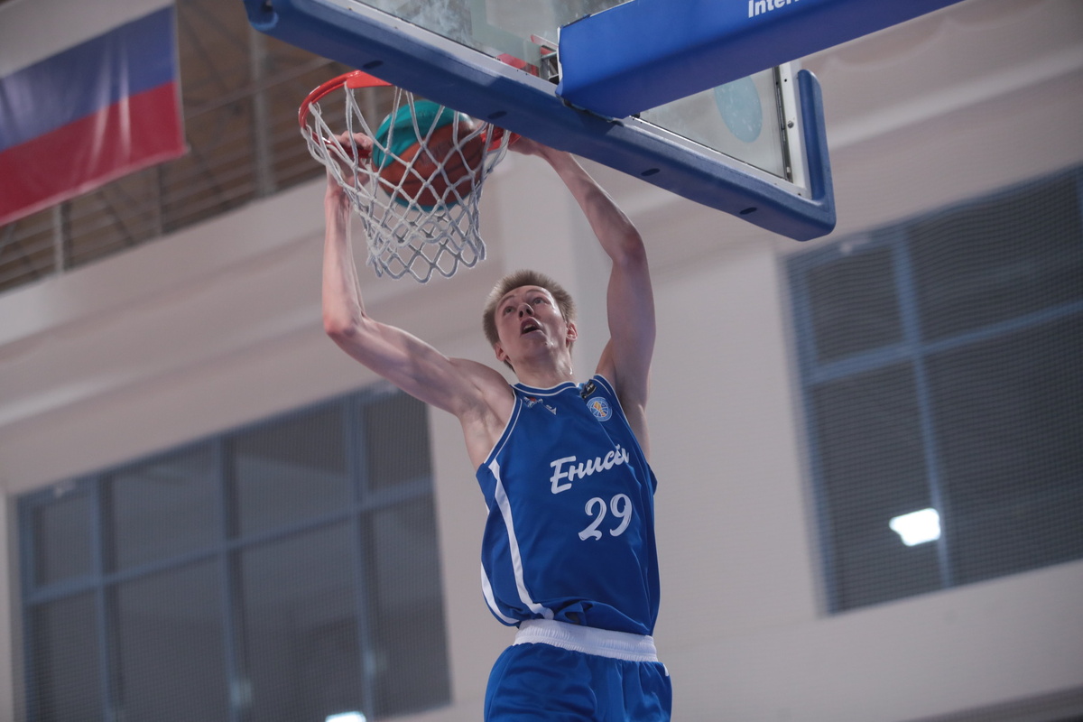 Данил Заворотний