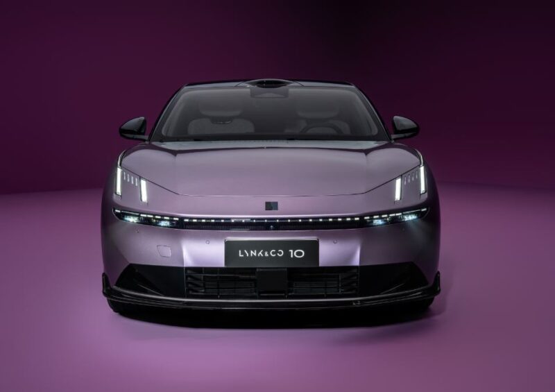    Lynk & Co представила быстрый гибридный седан 10 EM-P с автопилотом и расходом 4,2 литра