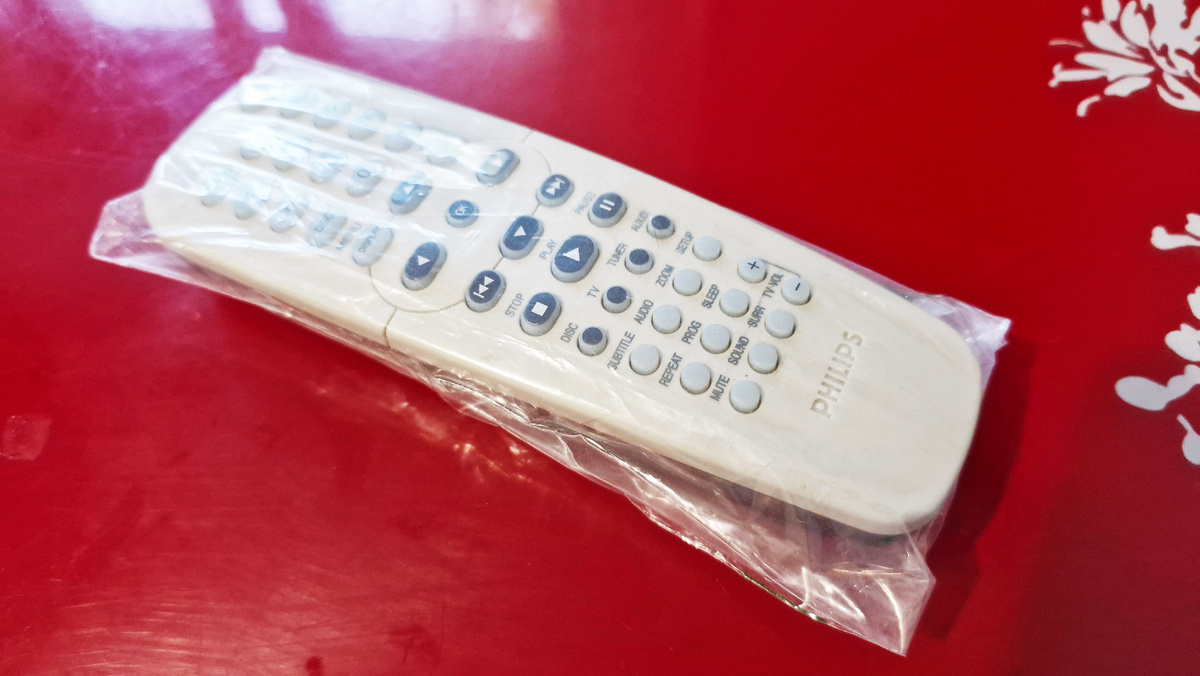 Очень часто я видел этот способ защиты пульта от износа, когда его заклеивали в пакетик.