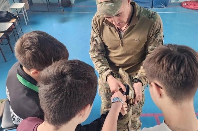    Гром проводит уроки мужества. Фото: Из личного архива/ Соцсети Р. Греховодова