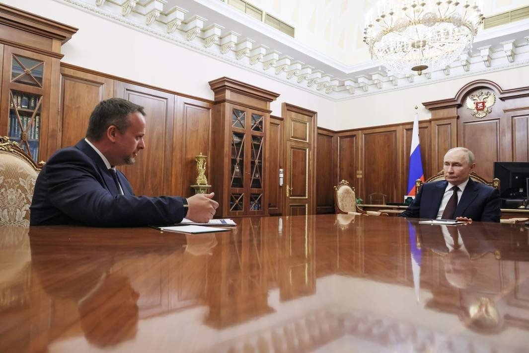 Президент РФ Владимир Путин и заместитель министра транспорта РФ Андрей Никитин во время встречи. Андрею Никитину предложено стать временно исполняющим обязанности министра транспорта РФ. Фото: РИА Новости/Михаил Метцель