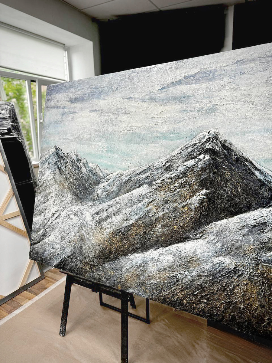 Фактурные горы на холсте