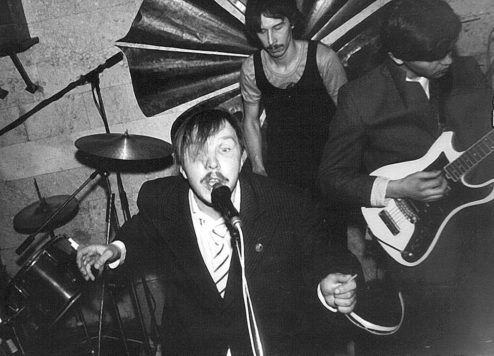 И. Сукачев и П. Кузин (ударные) на концерте в составе гркппы "Постскриптум" в 80е гг. Фото из открытых источников.