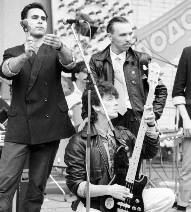 "Бригада С" (К. Саркисов, С. Галанин, И. Сукачев) на Подольском рок-фестивале (1987). Фото из открытых источников.