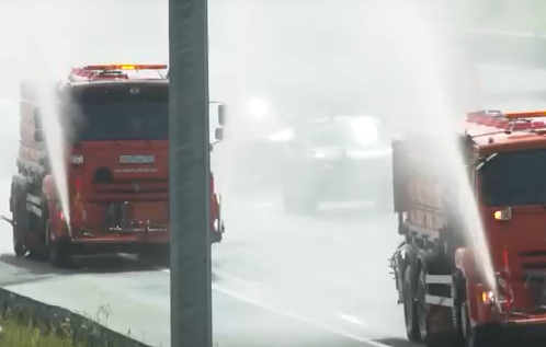     Коммунальные службы Красноярска вывели поливальные машины в особый рейс