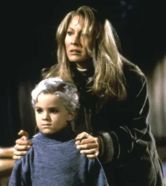 Кадры из к/ф "Деревня проклятых" (1995). Из интернета.