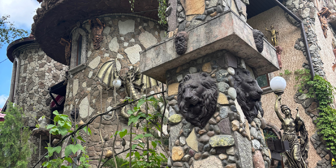 Замок в Ижевске на улице Бабушкина: сказка посреди мегаполиса