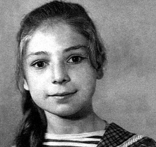    В детстве Жанну называли «местной Пугачевой»