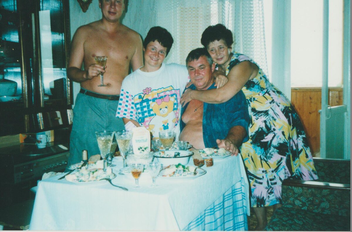 Я с бывшей женой Еленой и ее родителями, лето 2003 или 2004 года.