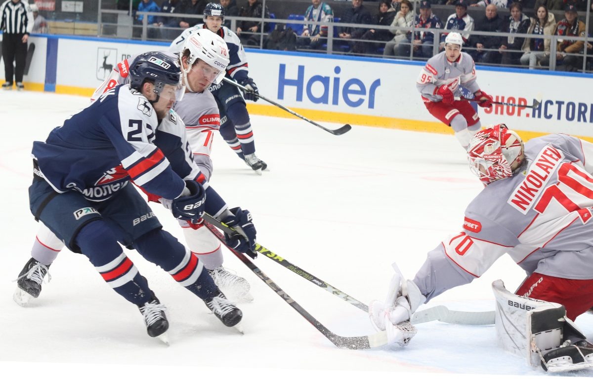    В атаке тольяттинец Сергей Гончарук, который отыграл за наше «Торпедо» уже шесть сезонов