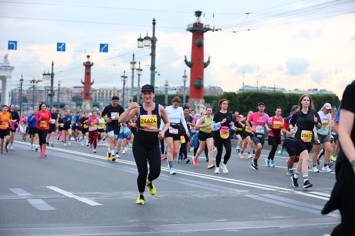 Забег по Санкт-Петербургу в рамках марафона «Белые ночи» 2025. Фото: фотограф марафона