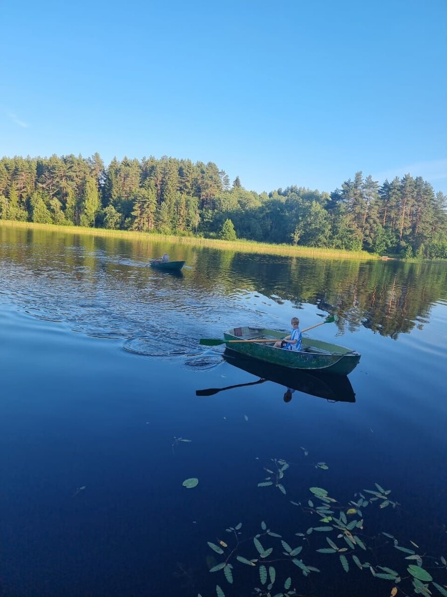 Мы с внуком плывём наперегонуи. Он - обогнал