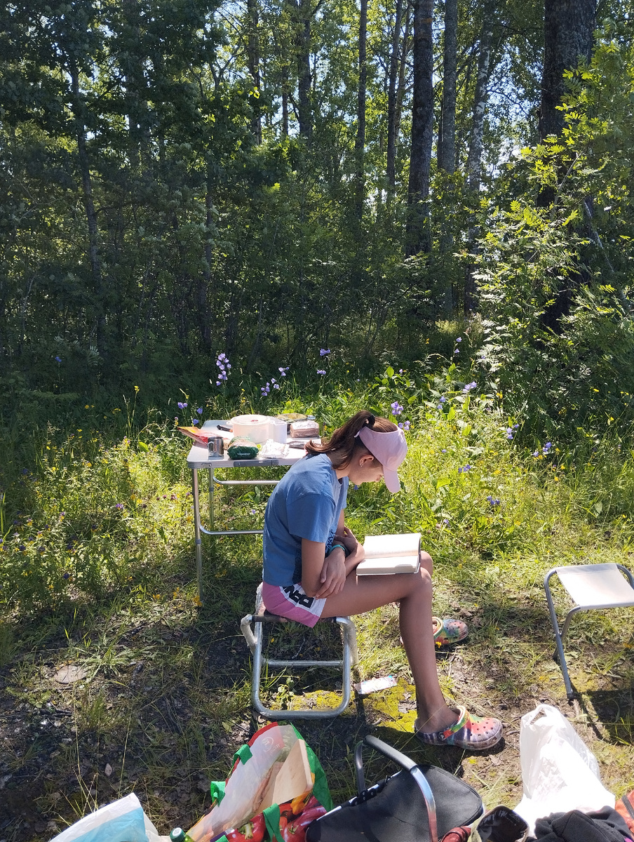 Внучка Алёна читает на стоянке
