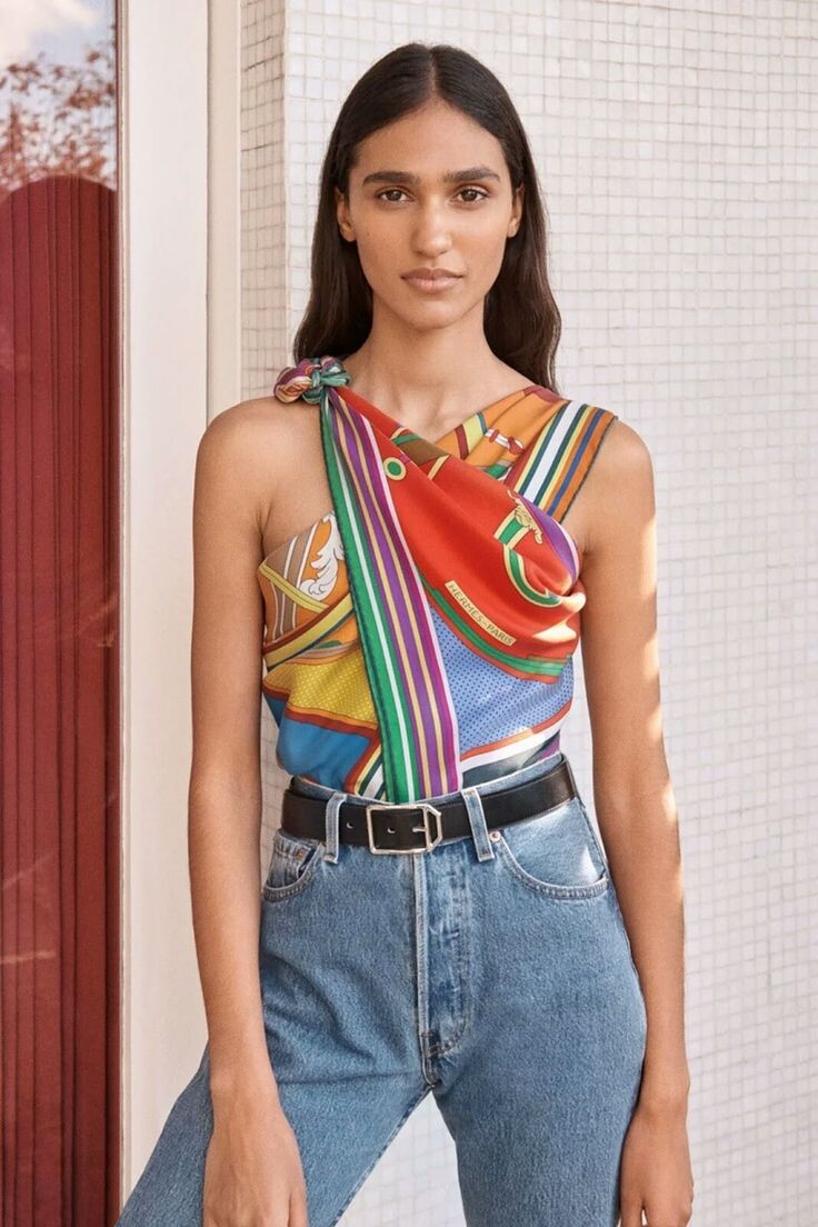 Самое очевидное - это топ к джинсам. Причем они могут быть белые, цветные, любой текстуры. 