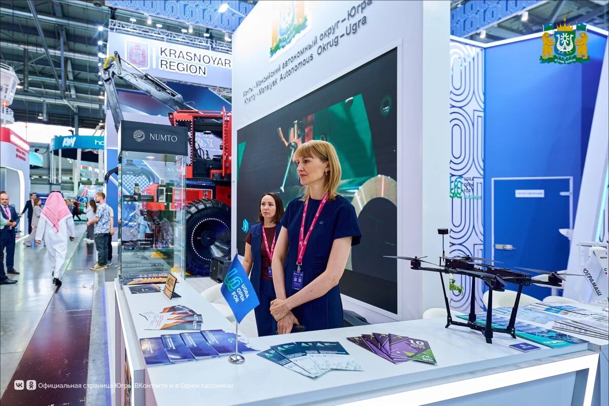    Югра представляет на выставке свой стенд, где демонстрирует достижения региона.