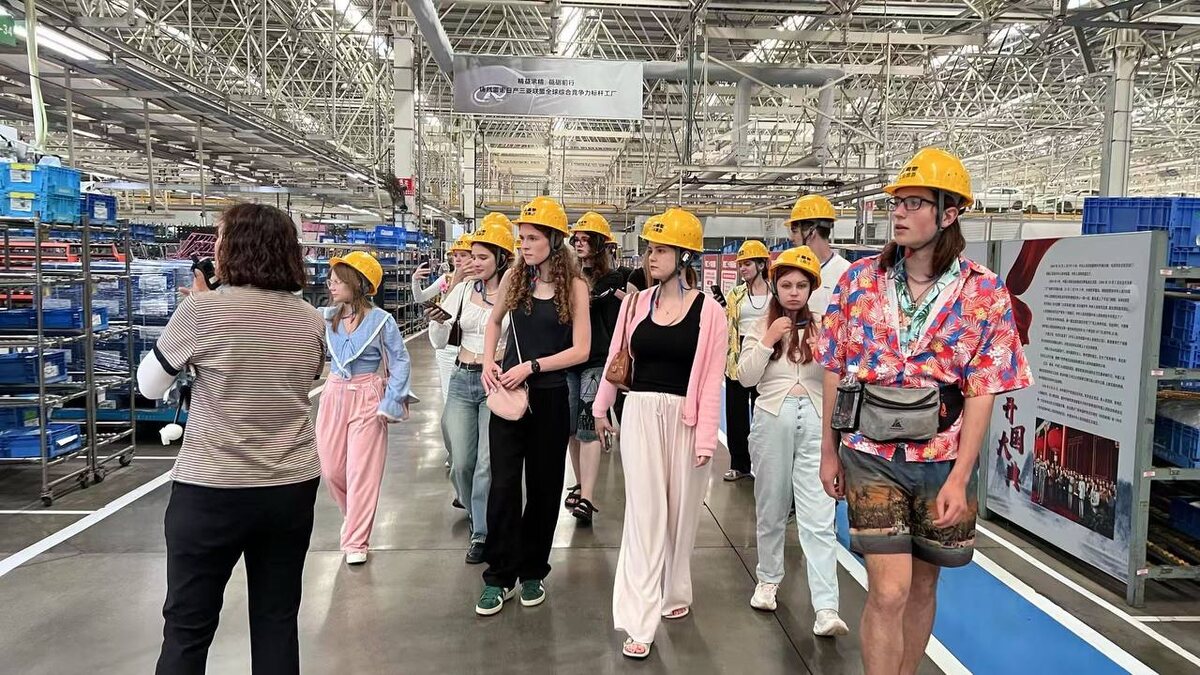 Нескрываемый интерес на лицах: экскурсия на завод Nissan