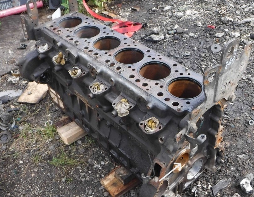 Фото 1. Блок цилиндров двигателя MB OM457. Первая опора распределительного вала показана стрелкой.