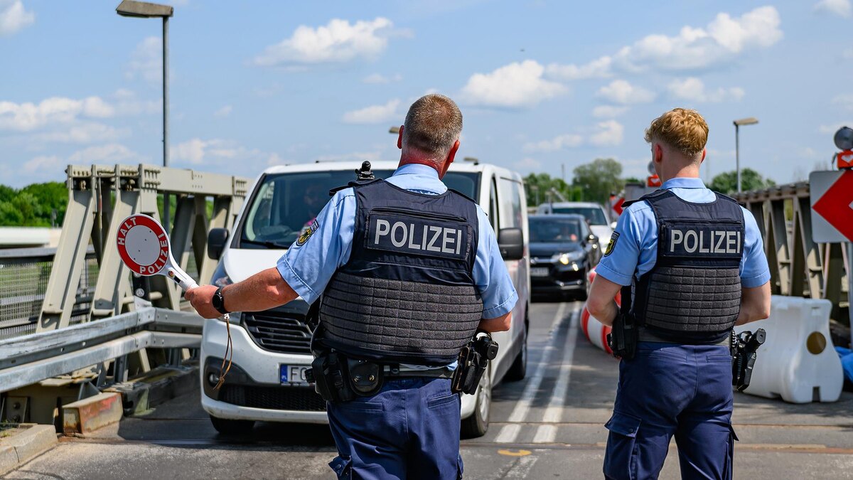Немецкая полиция останавливает автомобиль с польскими номерами. © dpa/Patrick Pleul