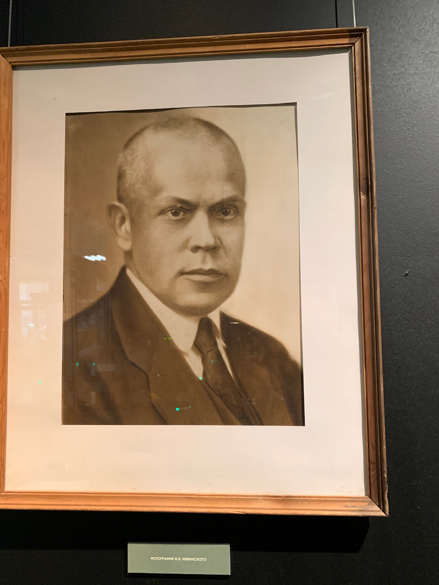  Фото Нивинского я сфотографировала уже при выходе из музейно-выставочного комплекса Сергея Андрияки.