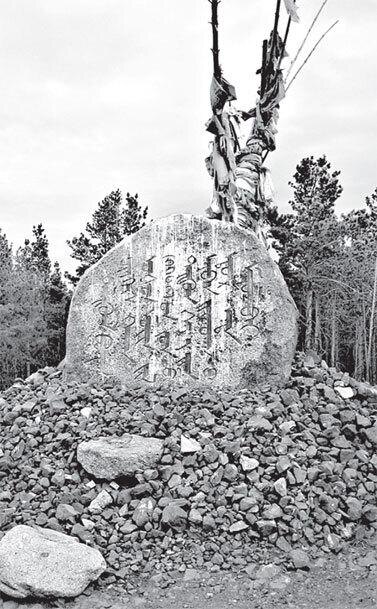 Памятный камень, установленный в долине Дэлун болдог (Хэнтэйский аймак, Монголия) на предполагаемом месте рождения Тэмужина-Чингисхана