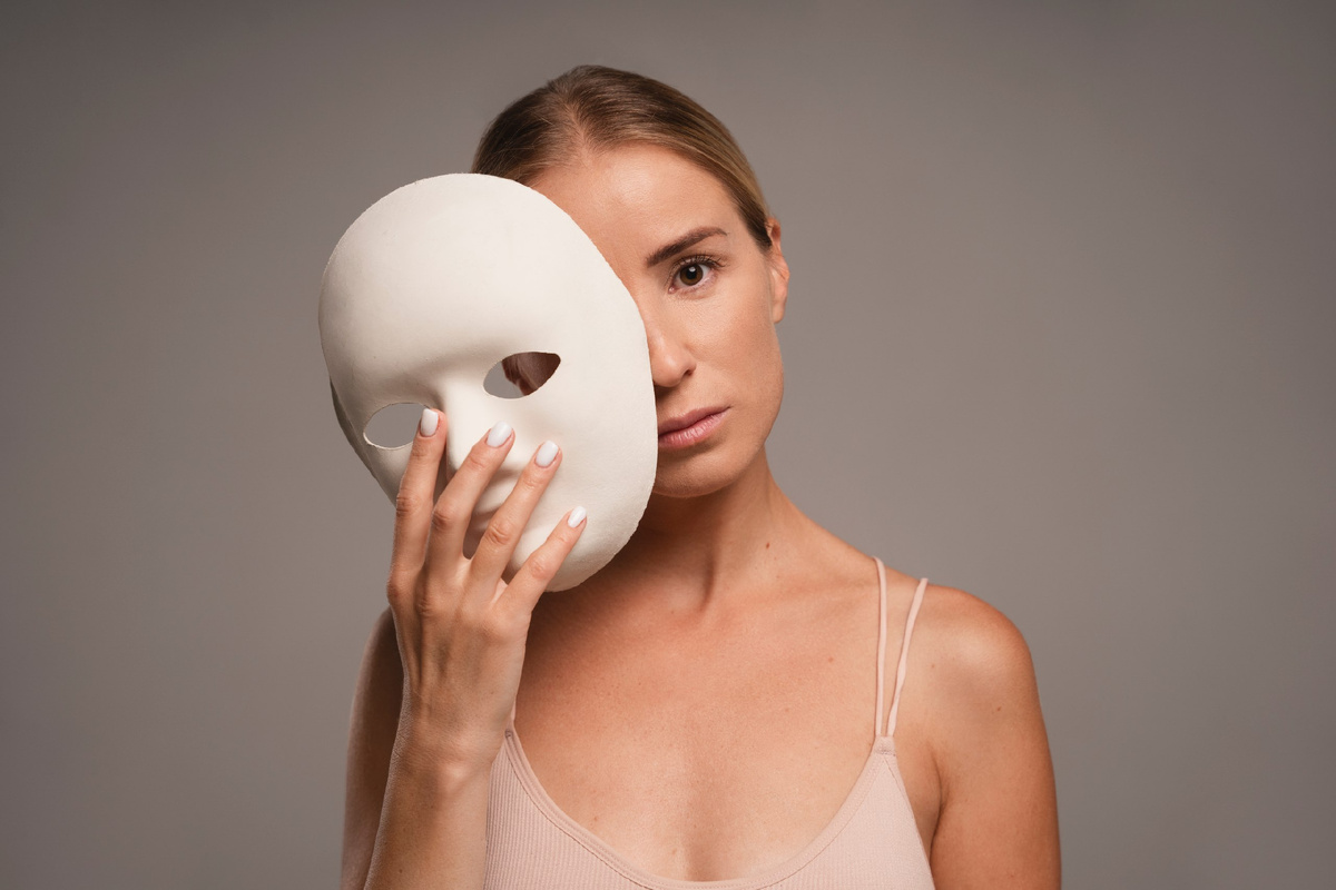 Фото: Freepik/@freepik
Боль от ненастоящего себя — что скрывает наша повседневная маска? Фальшь съедает изнутри