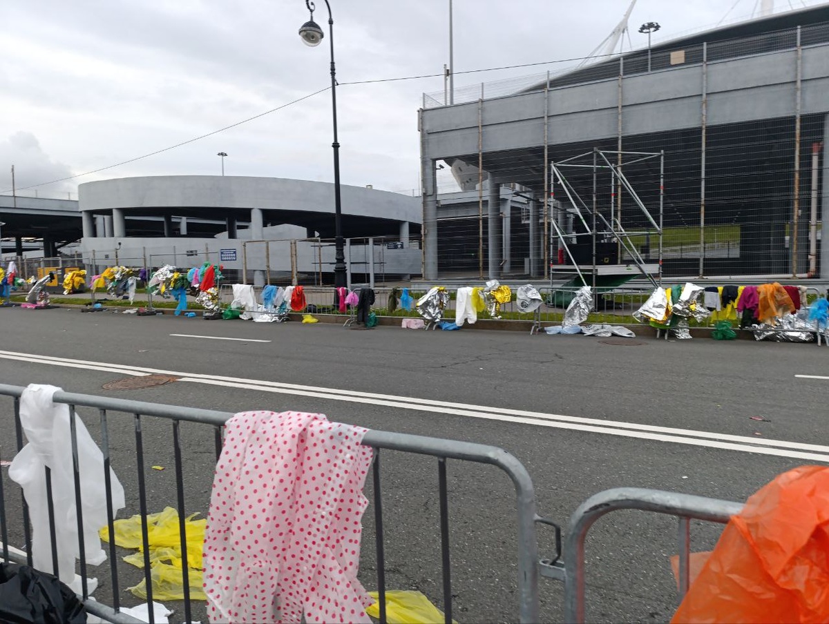 очень выручило марафонцев, которые в одних майках ждали забега на ветру и под дождем.