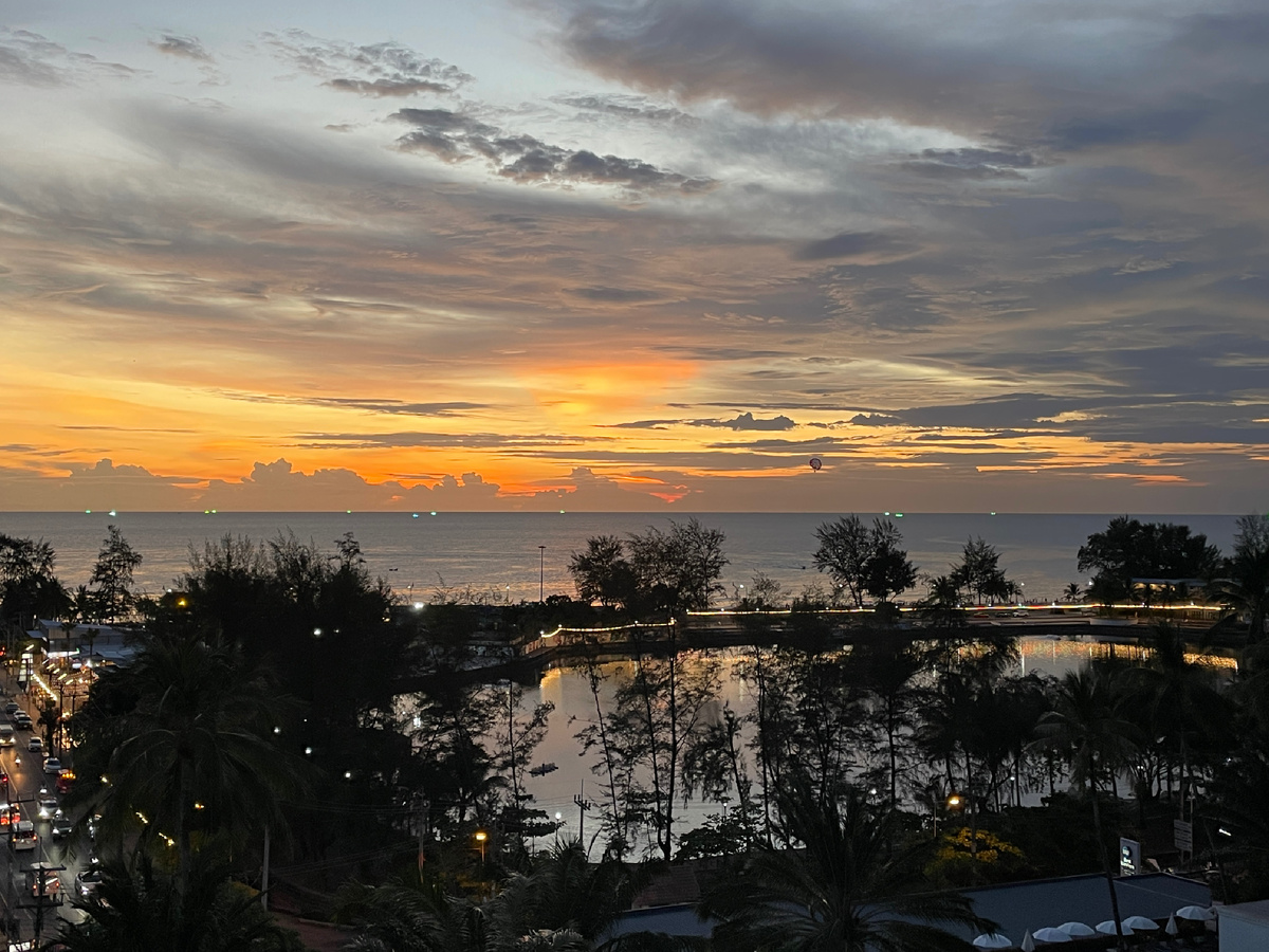 На закате пляж Карон особенно красив!