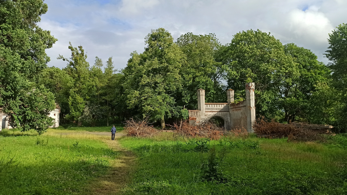 Слева здание конюшни (там я снимала только видео, фото нет), справа ворота замка, сзади руины западного флигеля (см. на следующих фото)