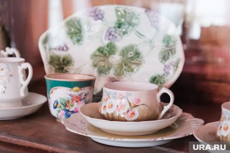 В перечень предметов входит вазочка из фарфора, произведенная в 1917 году
Фото: Екатерина Сычкова © URA.RU