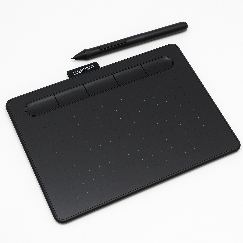 Графический планшет Wacom с пером на белом фоне. Черный матовый корпус с кнопками и точечной рабочей областью, предназначен для профессиональной цифровой графики и дизайна.