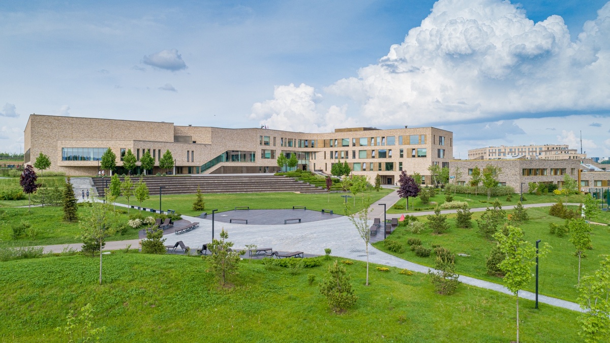 Инновационная школа "Летово" с плоской кровлей, оснащенной системой уклонов и контруклонов