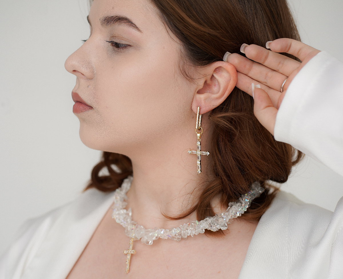 Серьги с подвесами крестики с фианитами и колье с горным хрусталем и подвесом крестик с фианитами от бренда Luceria Line