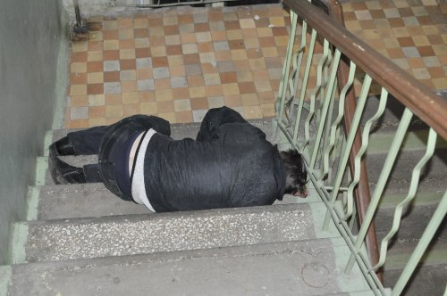 Бездомный мужчина жил за мусоркой в подъезде – неравнодушные жители помогли ему найти работу и кров