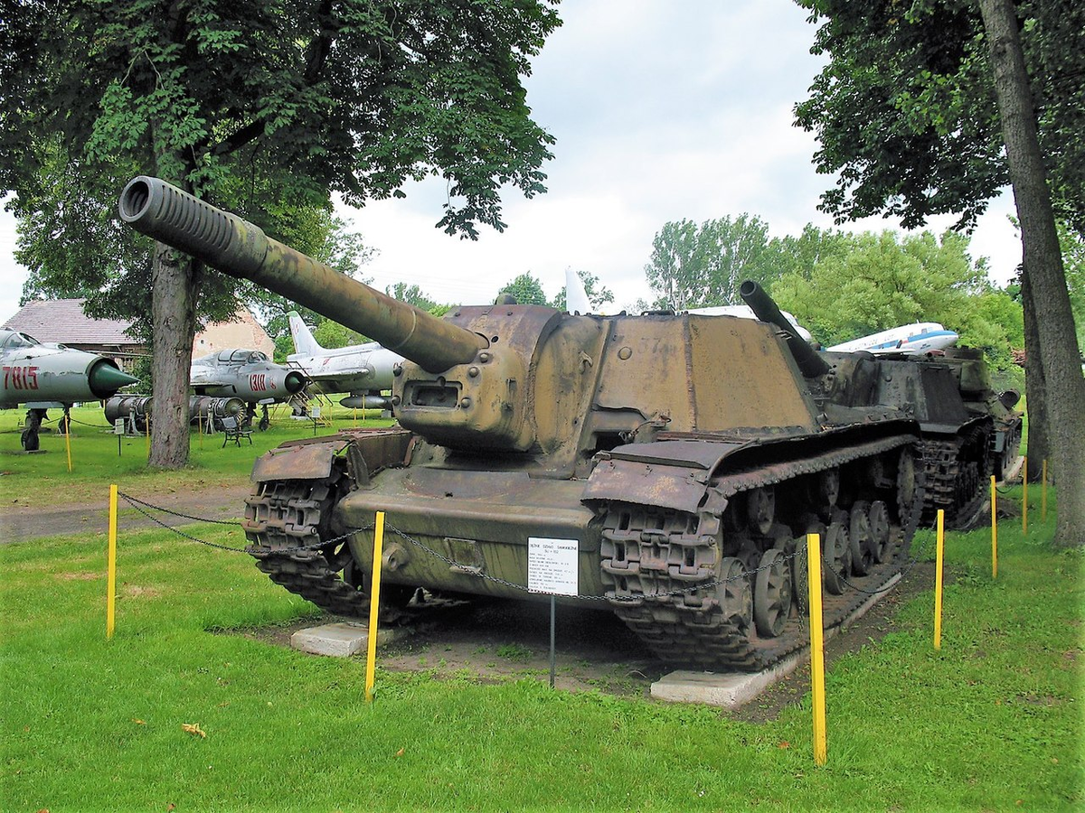 Самоходная артиллерийская установка СУ-152 собственной персоной. Фотография в свободном доступе.