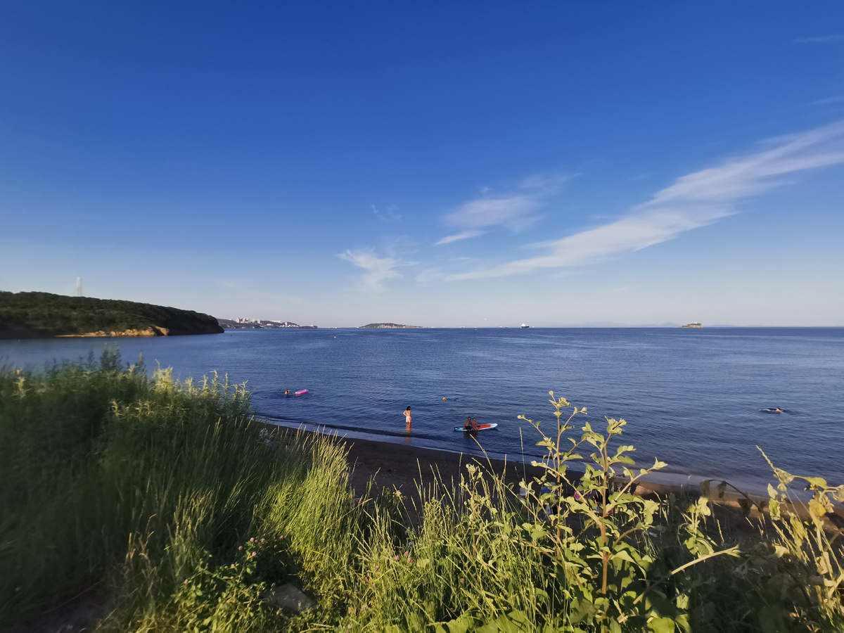 Вода местами прогрелась до 27ми градусов, можно часами отмокать в море вместо работы 