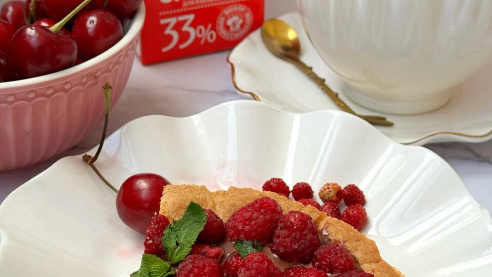 Шоколадный тарт с малиной и свежей мятой