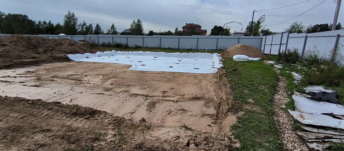 Стелил, первые два слоя песка набрасывал и трамбовал сам. 