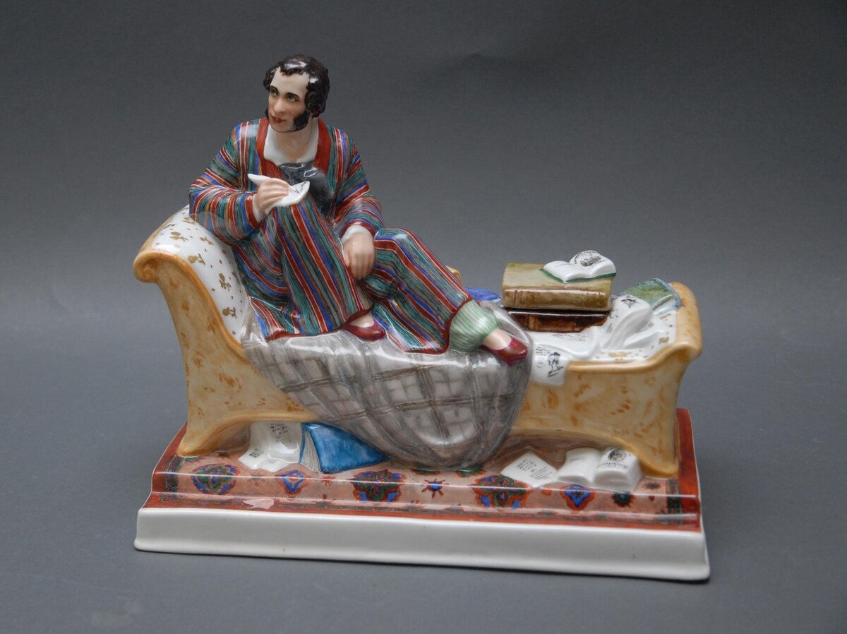 Наталия Данько (модель). Елена Данько (роспись). Чернильница «Пушкин за работой». 1937. ГФЗ. Высота 17,6 см. Основание 21,4 х 11,0 см. Государственный музей керамики в Кусково / ГМК КП 6763. Госкаталог: 47624478.