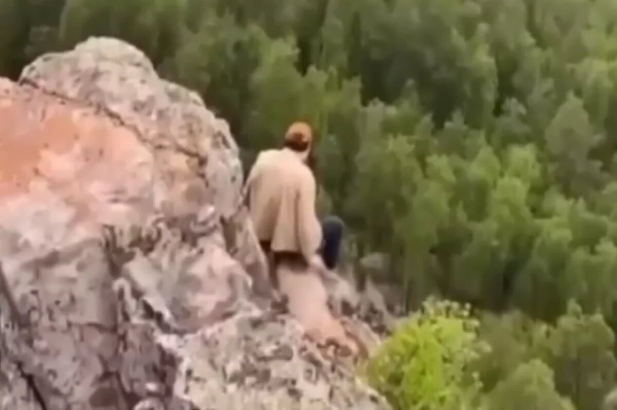    Последние минуты жизни упавшего со скалы туриста в Башкирии попали на видео