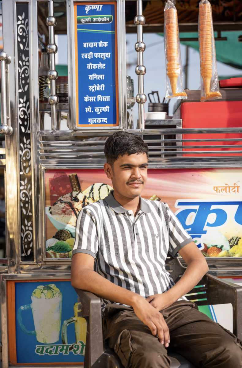Шанкар Сингх Рауат — ему всего 19, а он уже зарабатывает до 7 000 рупий в день, продавая мороженое в родном Гангапуре. Это в разы больше, чем получает обычный фермер в округе. Кто-то на его месте бы уже уехал в большой город за деньгами и карьерой, но Шанкар говорит: «Можно было бы и больше зарабатывать, но зачем, если придётся уехать от семьи?» Ему хватает своего фургона, сладкого продукта и родных рядом.